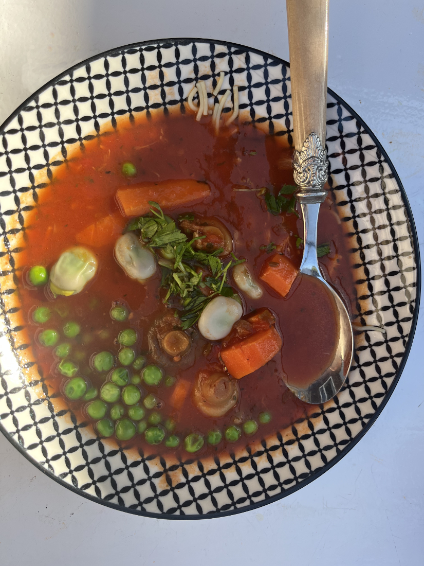 Mehr über den Artikel erfahren Die Vorratsschrank-Challenge: Schnelle Gemüsesuppe mit Puffbohnen